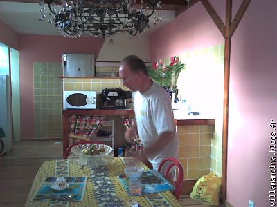 salle � manger et cuisine en arri�re plan